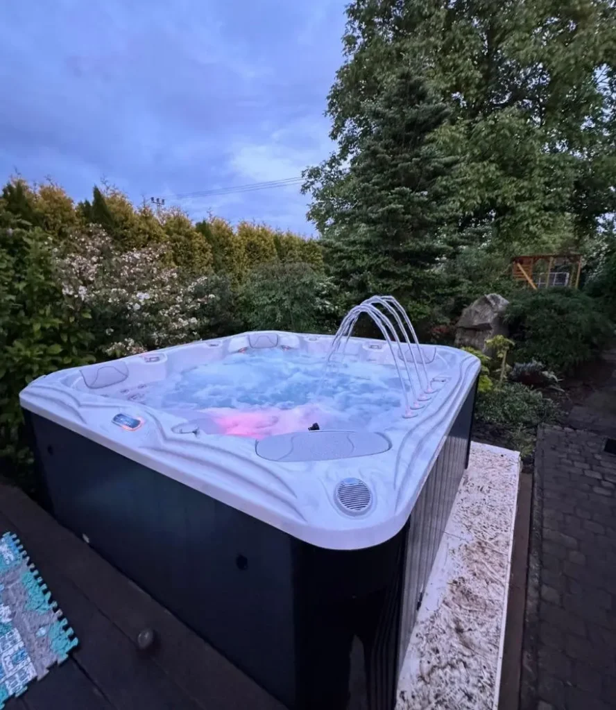 Golden Woods – jacuzzi w prywatnej ogrodowej strefie wellness.