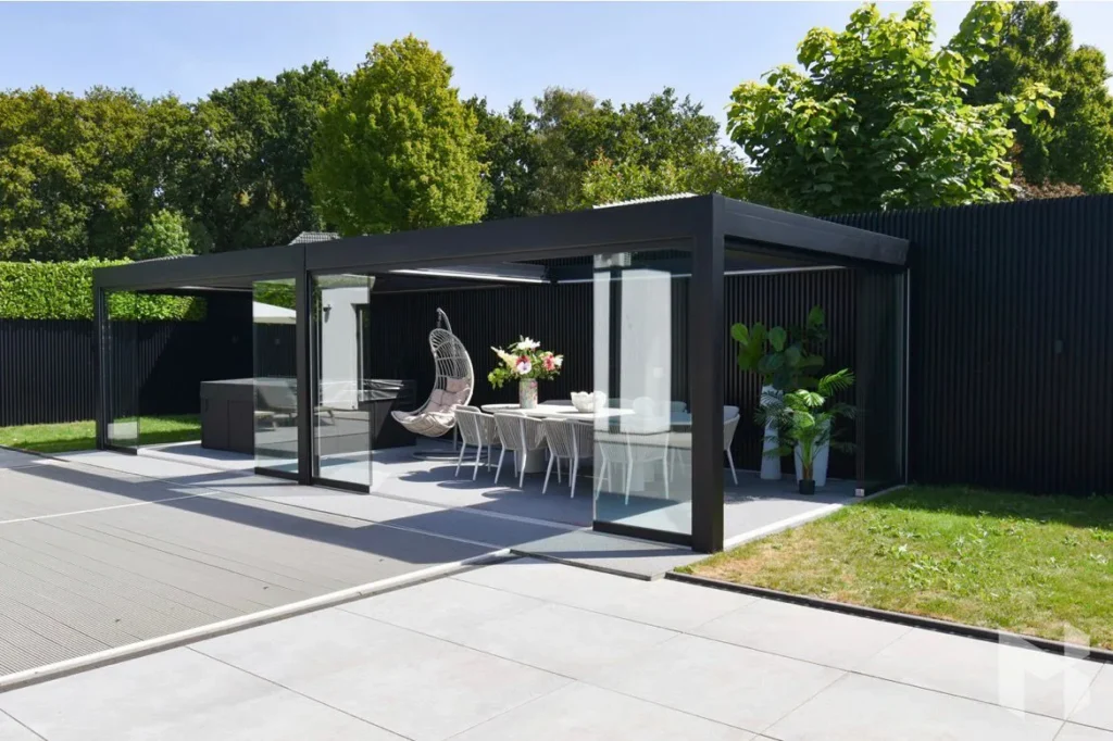 Golden Woods – minimalistyczna pergola ogrodowa z drewnianym wykończeniem.