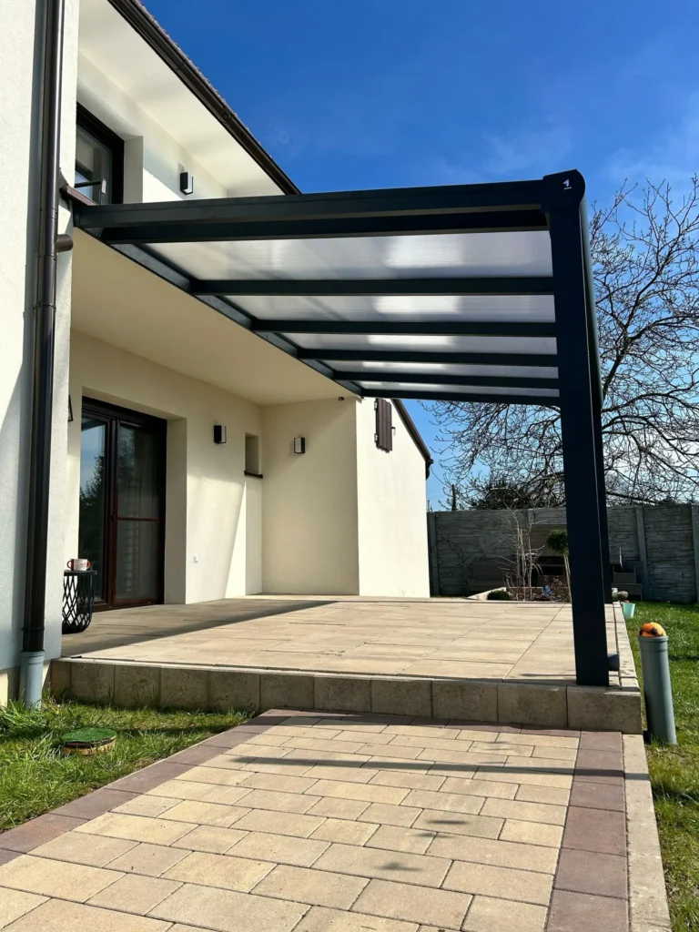 Golden Woods – nowoczesna drewniana pergola w przestrzeni ogrodowej.